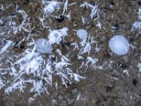 Luftblasen im klaren Eis und spitze Eisnadeln vom Raureif